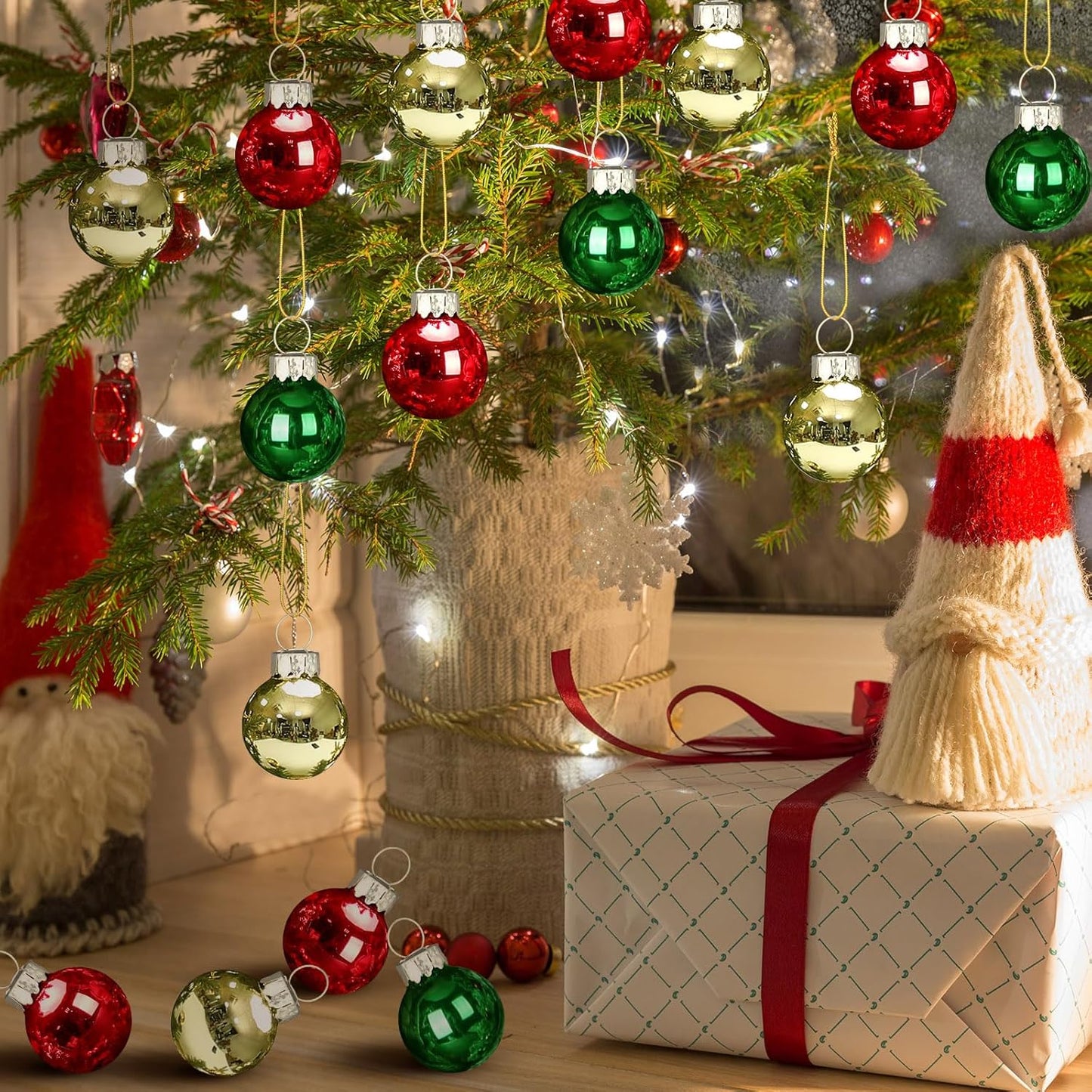 Tioncy 32 Pcs 1 Inch Mini Glass Christmas Ornaments Balls Shiny Christmas Balls Tiny Tree Hanging Decoration Small Colorful Ball Pendant for Xmas Party Supplies(Red, Green, Gold)