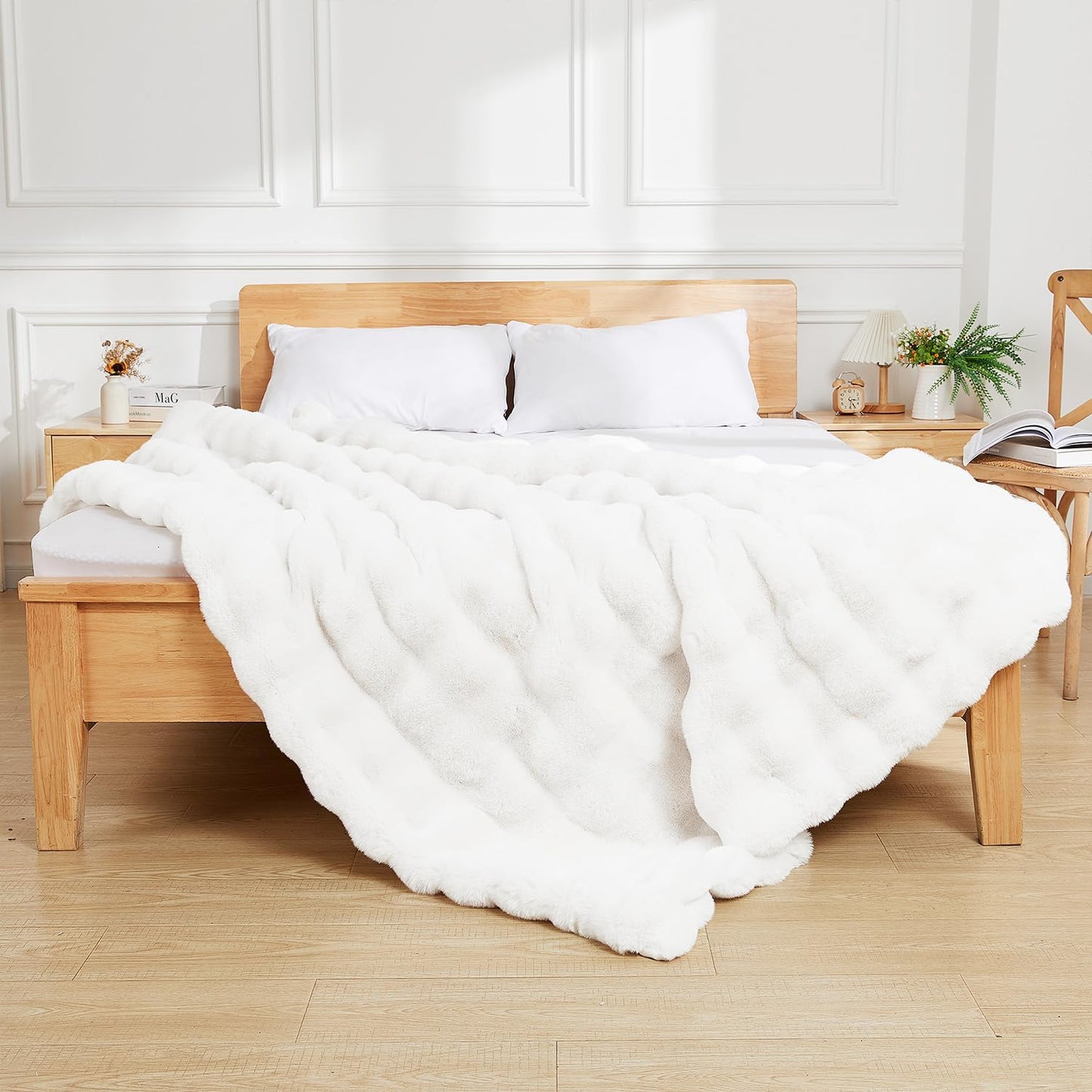 Latepis White Faux Fur King Blanket Cozy Bubble Blanket Soft Fuzzy Thick Living Room Blanket for Bed Sofa Bedroom Plush Fluffy Warm Blanket for All Seasons Luxury Throw Blanket 90x108 Inch, 860gsm