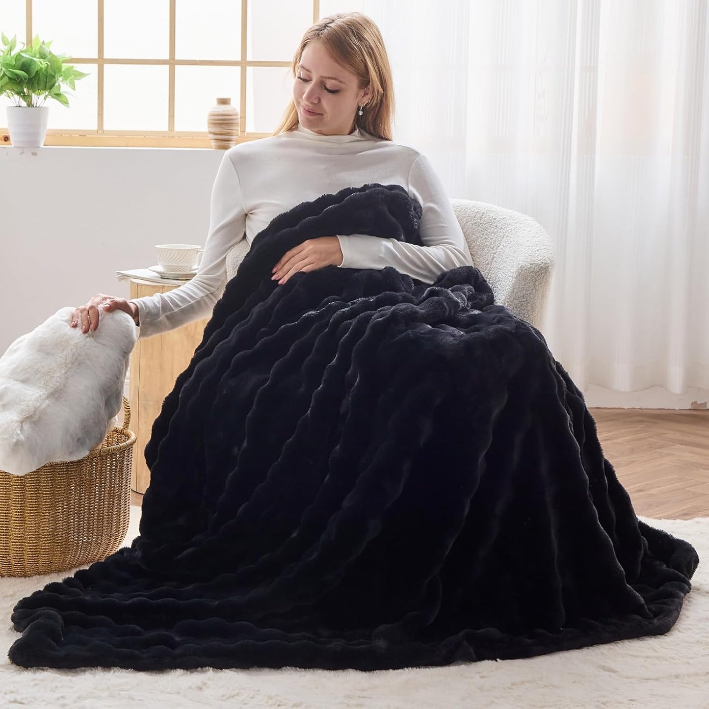 NEWCOSPLAY Faux Fur Throw Blanket Black Bubble Blanket Thick Warm Soft for Couch Sofa Bed 550GSM (Black, Throw(50"x60"))
