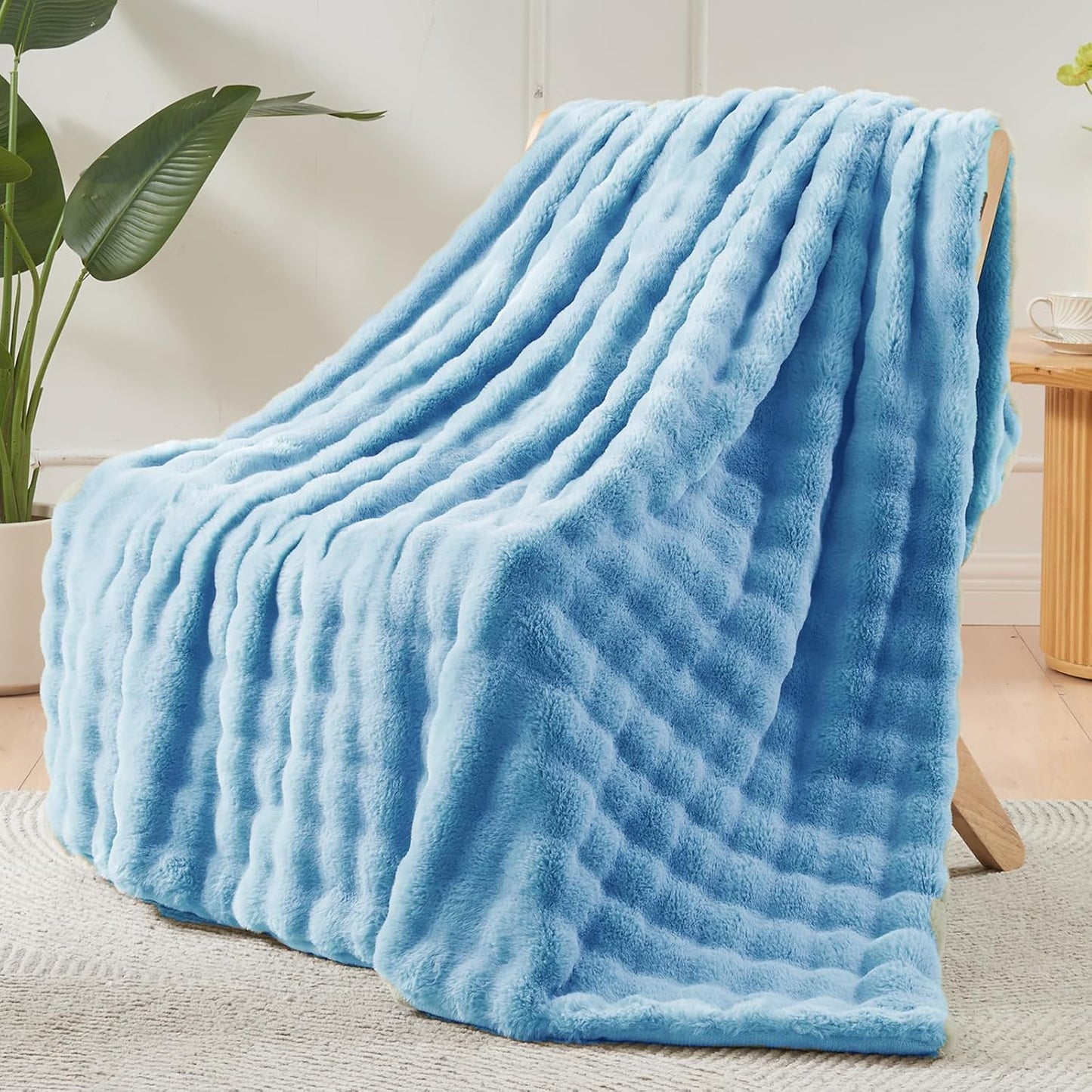 NEWCOSPLAY Faux Fur Throw Blanket Blue Bubble Blanket Thick Warm Soft for Couch Sofa Bed 550GSM (Blue, Throw(50"x60"))