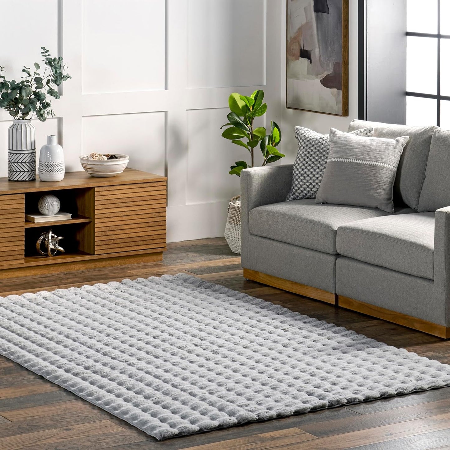nuLOOM Jeni Solid Faux Rabbit Machine Washable Accent Rug, 3x5, Silver